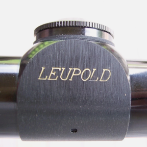 1986 straight italics LEUPOLD on scope turret 1986 straight italics LEUPOLD on scope turret
